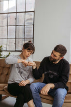 Lade das Bild in den Galerie-Viewer, Organic Raglan Sweatshirt - The Married Black
