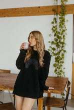 Lade das Bild in den Galerie-Viewer, Organic Raglan Sweatshirt - The Proud Black
